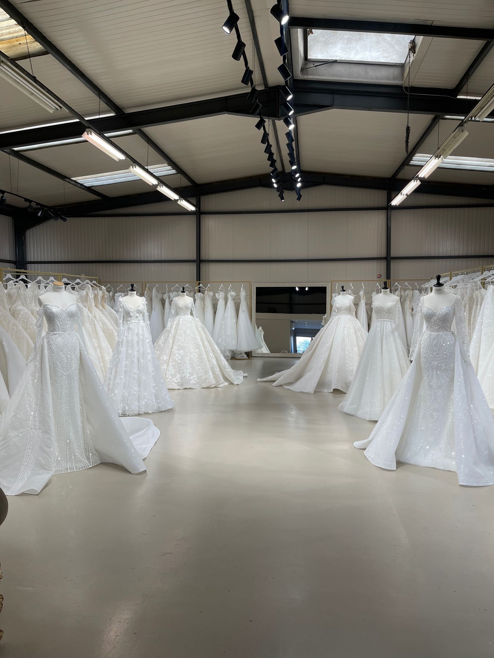 Showroom Mylesia avec collection de robes de mariée